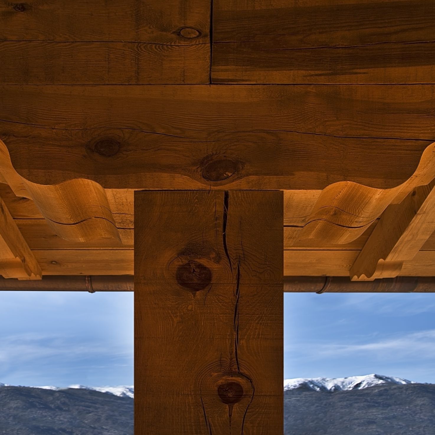 Estructura de madera construida con vigas de madera maciza y tarima de Suecia.